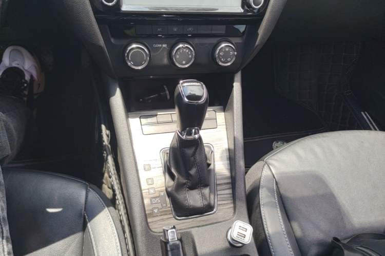 Used Skoda Octavia 2015 1.6L Automatic Yijun Edition Gear Lever