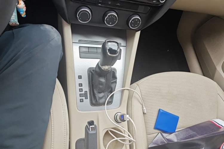 Used Skoda Octavia 2015 1.6L Automatic Yijie Edition Gear Lever