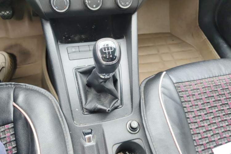 Used Skoda Octavia 2015 1.6L Manual Eado Edition Gear Lever