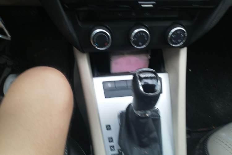 Used Skoda Octavia 2015 1.6L Automatic Yijie Edition Gear Lever