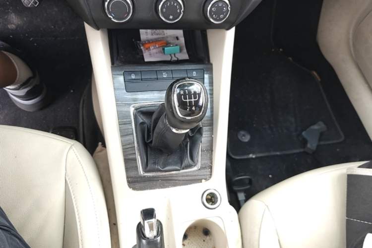 Used Skoda Octavia 2015 1.6L Manual Yijun Edition Gear Lever