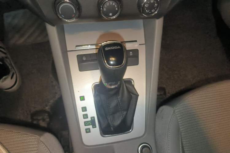 Used Skoda Octavia 2015 1.6L Automatic Yijie Edition Gear Lever