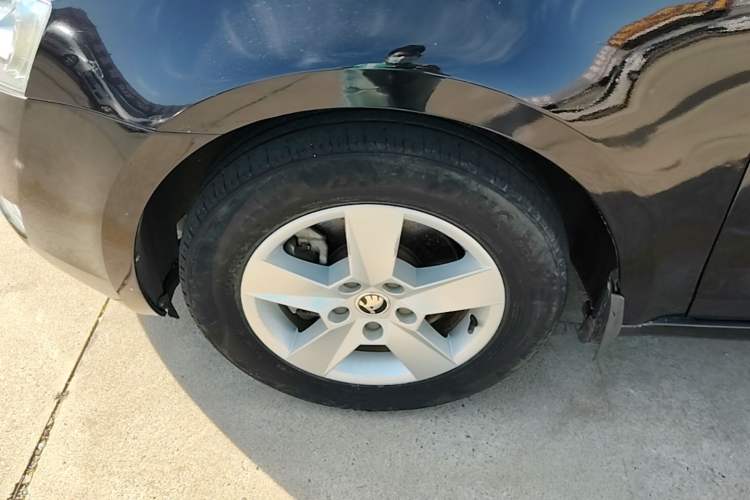Used Skoda Octavia 2015 1.6L Manual Eado Edition Left Front Wheel Hub