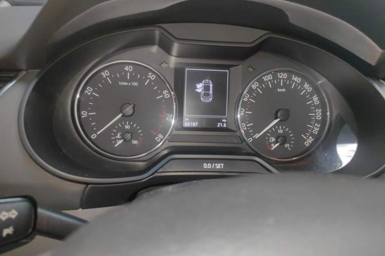 Used Skoda Octavia 2015 1.6L Manual Yijun Edition Odometer Close Up