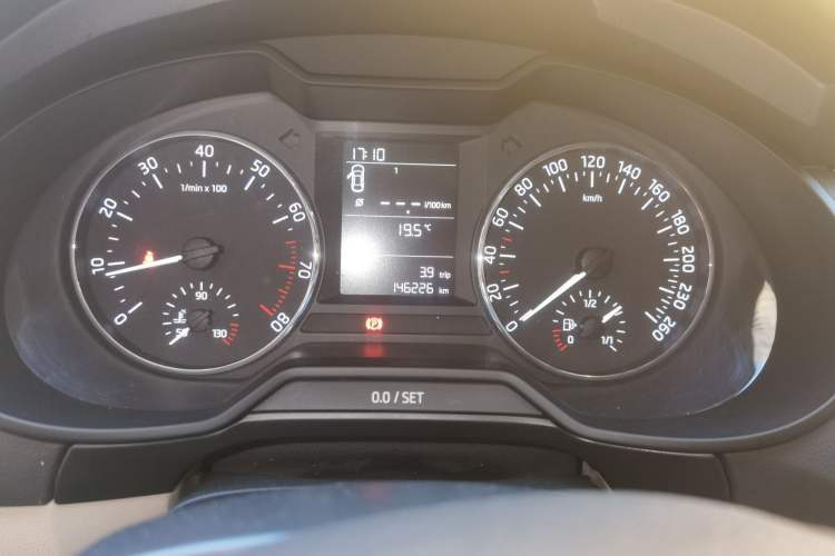 Used Skoda Octavia 2015 1.6L Manual Yijie Edition Odometer Close Up