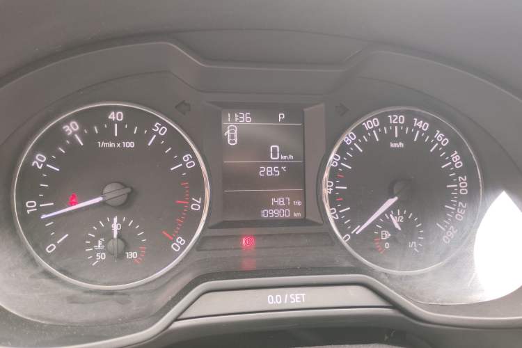 Used Skoda Octavia 2015 1.6L Automatic Yijie Edition Odometer Close Up
