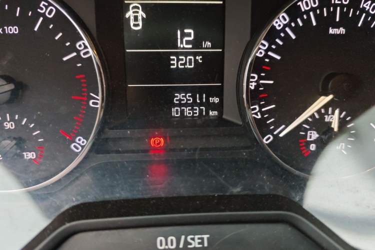 Used Skoda Octavia 2015 1.6L Automatic Eado Edition Odometer Close Up