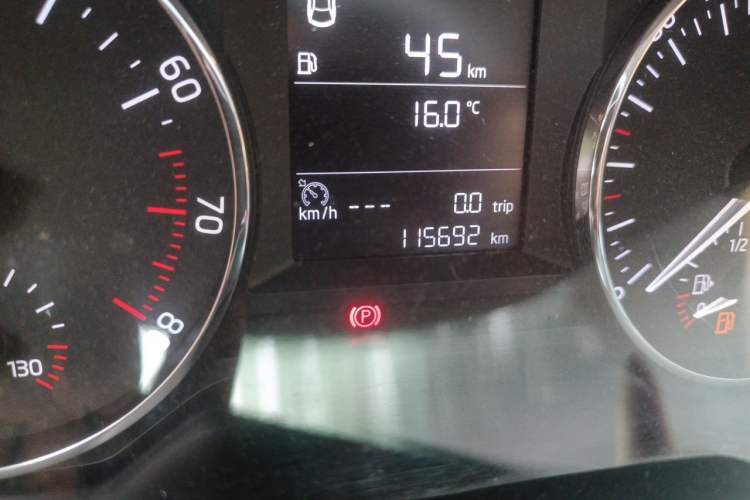 Used Skoda Octavia 2015 1.6L Manual Yijie Edition Odometer Close Up
