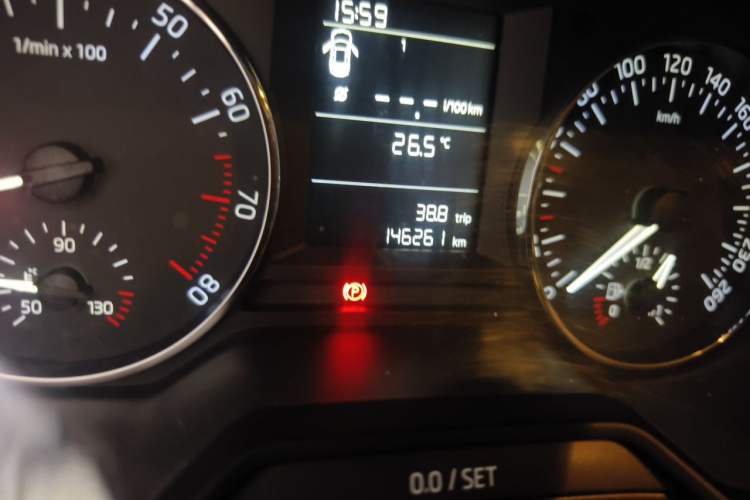 Used Skoda Octavia 2015 1.6L Manual Yijie Edition Odometer Close Up
