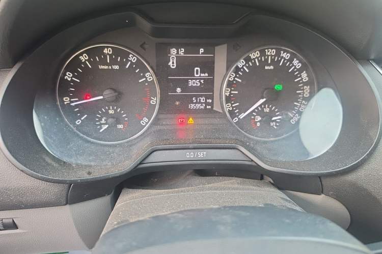 Used Skoda Octavia 2015 1.6L Automatic Yijie Edition Odometer Close Up