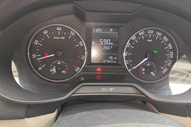 Used Skoda Octavia 2015 1.6L Automatic Yijie Edition Odometer Close Up