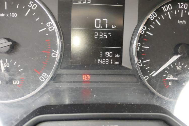 Used Skoda Octavia 2015 1.6L Manual Eado Edition Odometer Close Up