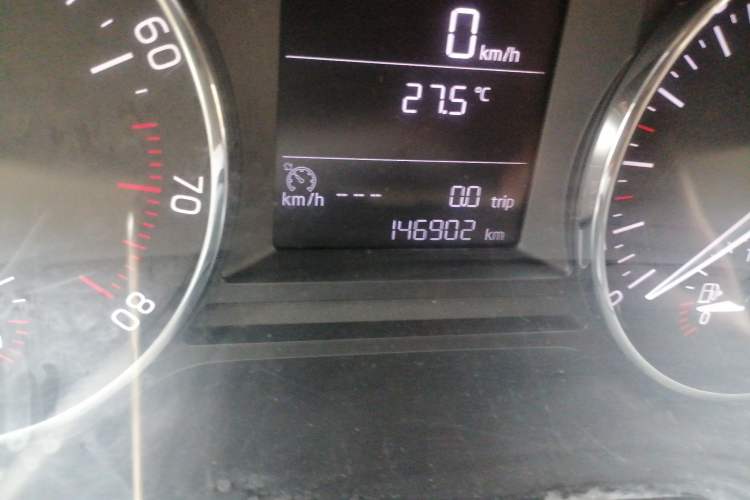 Used Skoda Octavia 2015 1.6L Automatic Yijie Edition Odometer Close Up