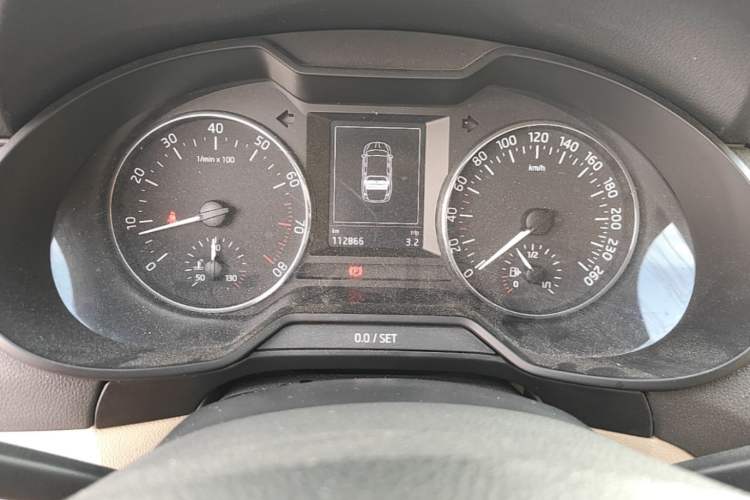Used Skoda Octavia 2015 1.6L Manual Yijun Edition Odometer Close Up