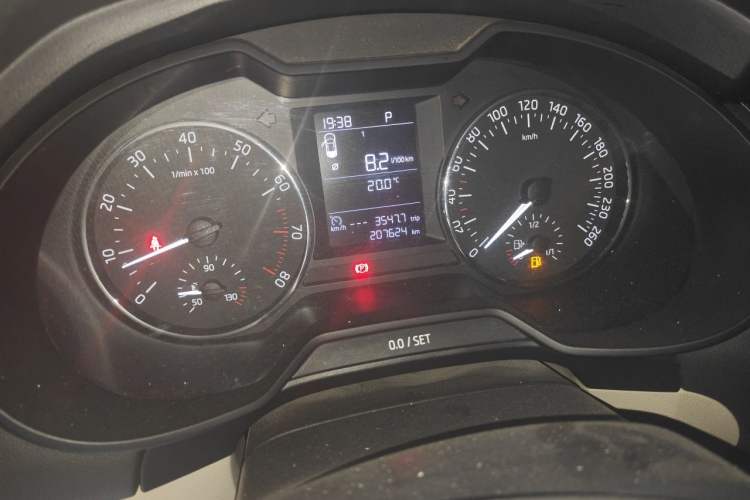Used Skoda Octavia 2015 1.6L Automatic Yijie Edition Odometer Close Up