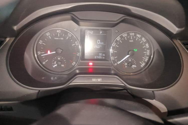 Used Skoda Octavia 2015 1.6L Automatic Yijie Edition Odometer Close Up