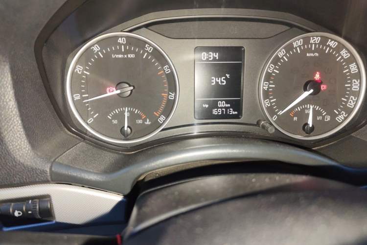 Used Skoda Octavia 2015 Classic Model 1.6L Manual Yijie Edition Odometer Close Up