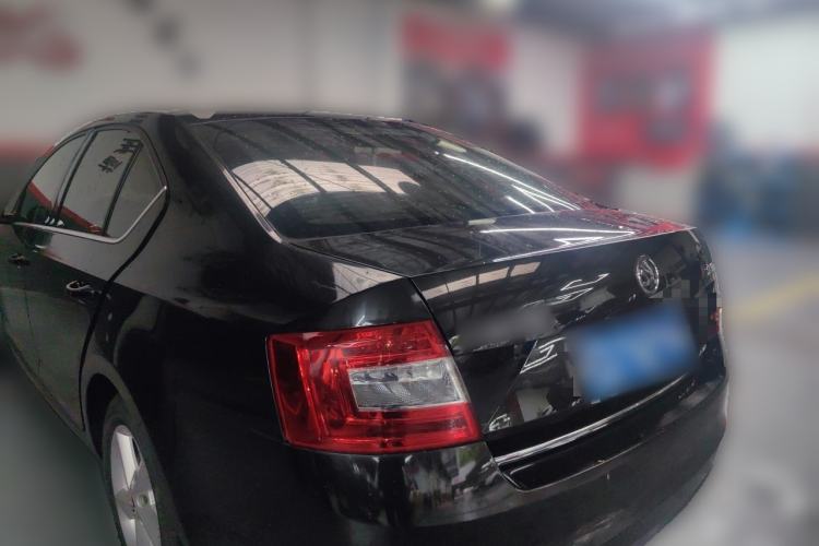 Used Skoda Octavia 2015 1.6L Manual Yijun Edition Rear Left 45 Deg