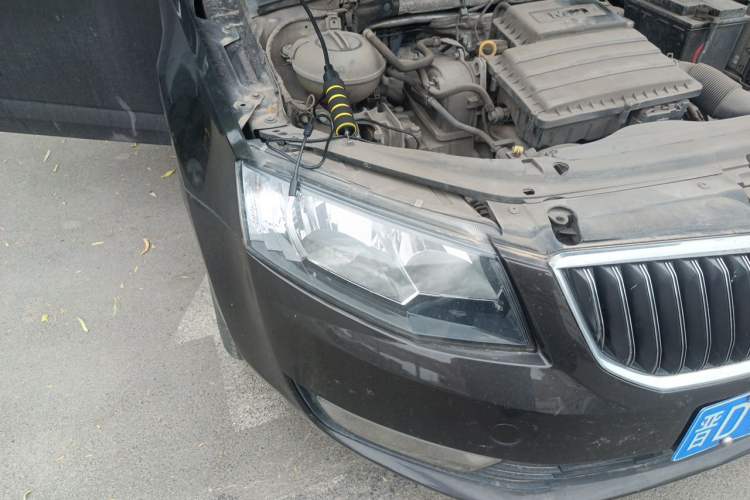 Used Skoda Octavia 2015 1.6L Manual Yijie Edition Right Front Headlight
