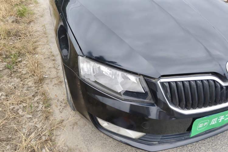 Used Skoda Octavia 2015 1.6L Manual Eado Edition Right Front Headlight