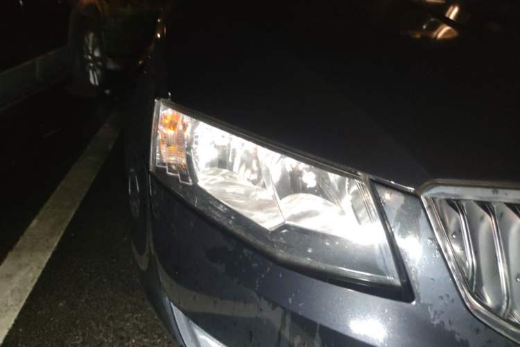 Used Skoda Octavia 2015 1.6L Automatic Yijun Edition Right Front Headlight