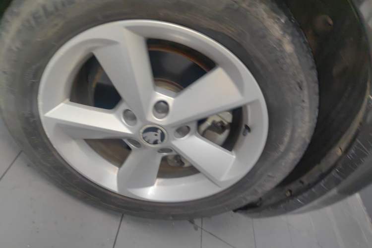 Used Skoda Octavia 2015 1.6L Manual Yijun Edition Right Front Wheel Hub