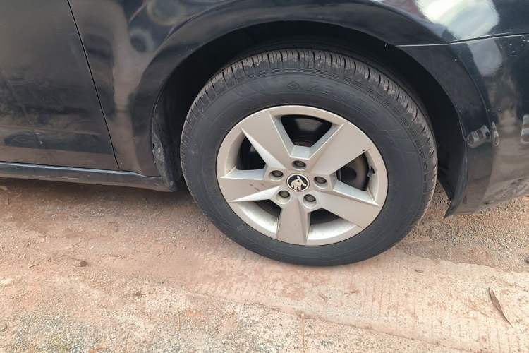 Used Skoda Octavia 2015 1.6L Automatic Eado Edition Right Front Wheel Hub