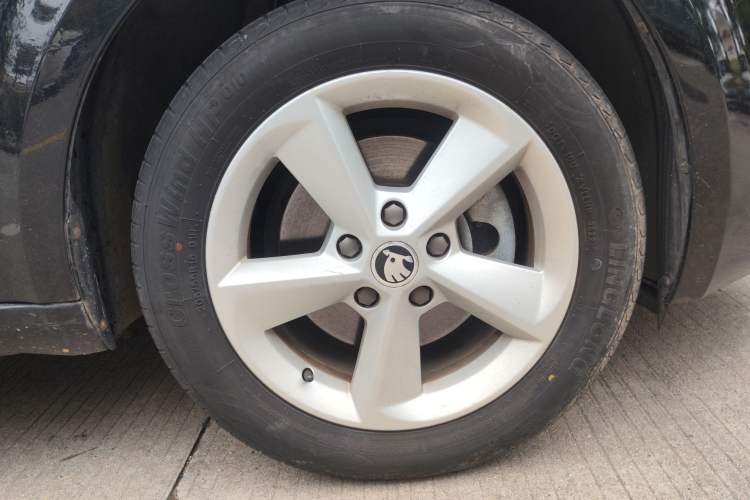 Used Skoda Octavia 2015 1.6L Automatic Yijie Edition Right Front Wheel Hub