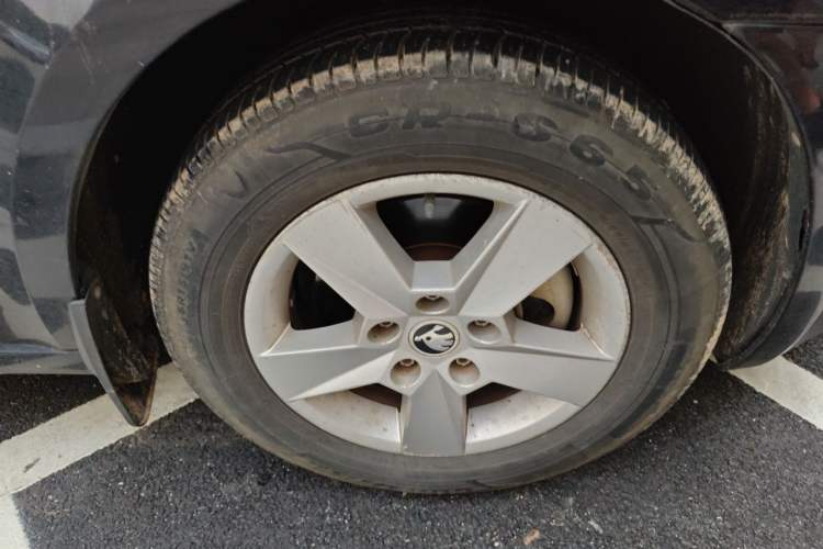 Used Skoda Octavia 2015 1.6L Automatic Eado Edition Right Front Wheel Hub
