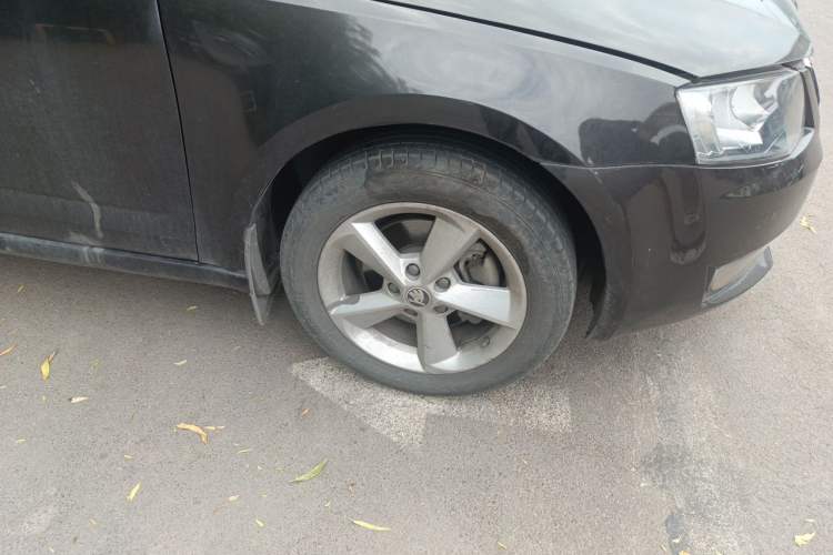 Used Skoda Octavia 2015 1.6L Manual Yijie Edition Right Front Wheel Hub
