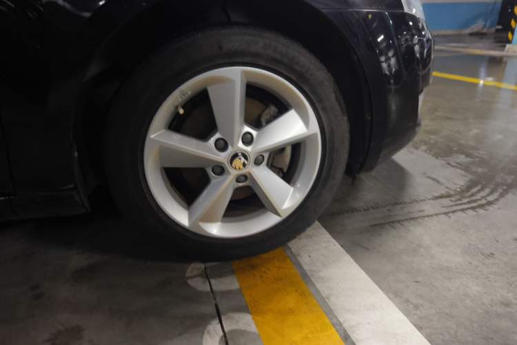 Used Skoda Octavia 2015 1.6L Manual Yijie Edition Right Front Wheel Hub