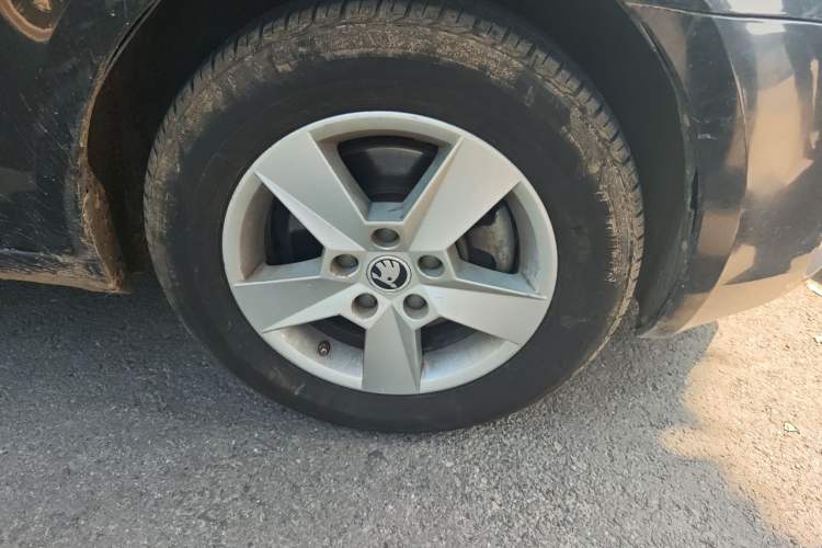 Used Skoda Octavia 2015 1.6L Manual Eado Edition Right Front Wheel Hub