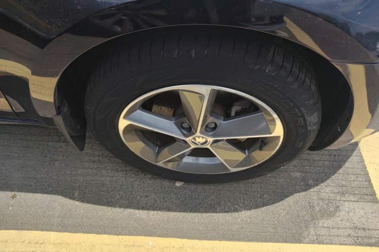 Used Skoda Octavia 2015 1.6L Automatic Yijun Edition Right Front Wheel Hub