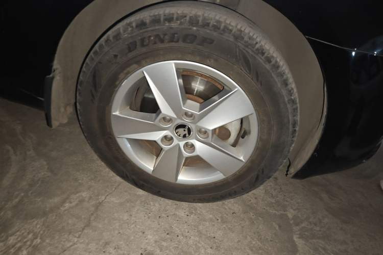 Used Skoda Octavia 2015 1.6L Manual Eado Edition Right Front Wheel Hub