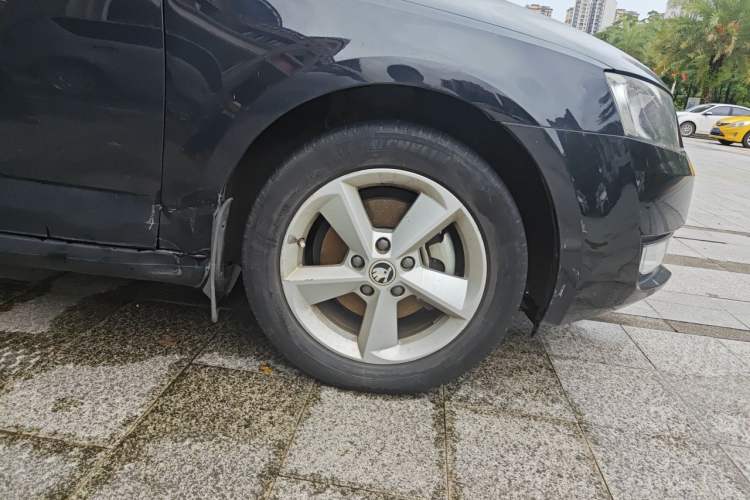 Used Skoda Octavia 2015 1.6L Automatic Yijie Edition Right Front Wheel Hub