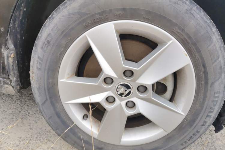 Used Skoda Octavia 2015 1.6L Manual Eado Edition Right Front Wheel Hub