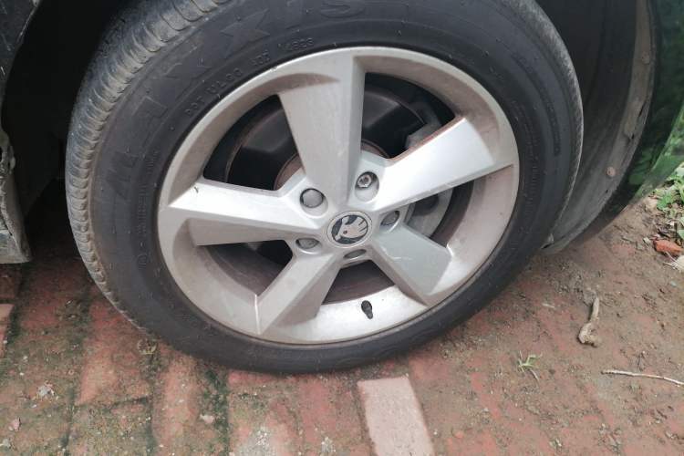 Used Skoda Octavia 2015 1.6L Automatic Yijie Edition Right Front Wheel Hub