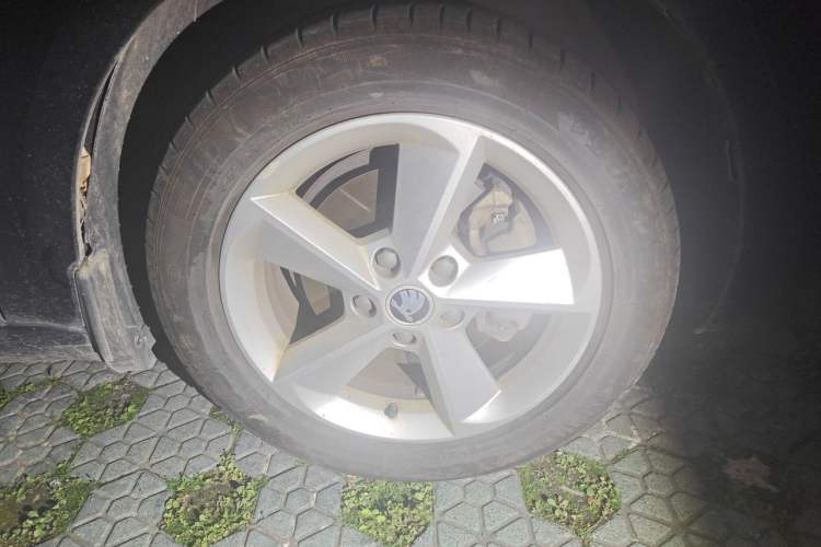 Used Skoda Octavia 2015 1.6L Automatic Yijie Edition Right Front Wheel Hub