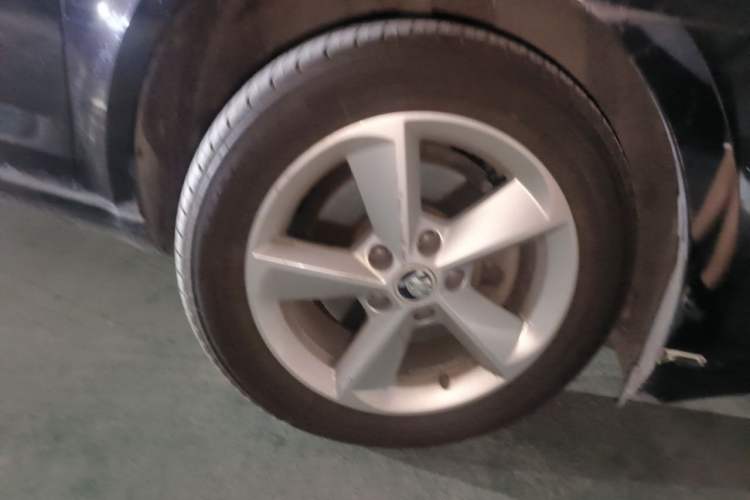 Used Skoda Octavia 2015 1.6L Automatic Yijie Edition Right Front Wheel Hub