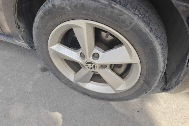 Used Skoda Octavia 2015 1.6L Automatic Yijie Edition Right Front Wheel Hub