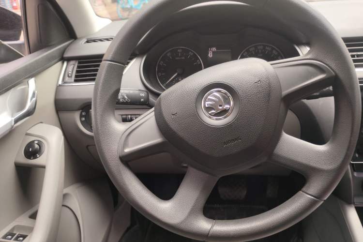 Used Skoda Octavia 2015 1.6L Automatic Yijie Edition Steering Wheel