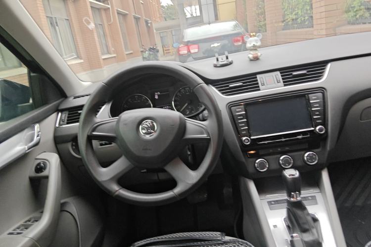 Used Skoda Octavia 2015 1.6L Automatic Eado Edition Steering Wheel