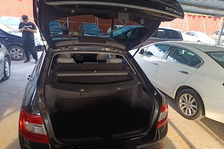 Used Skoda Octavia 2015 1.6L Automatic Yijun Edition Trunk