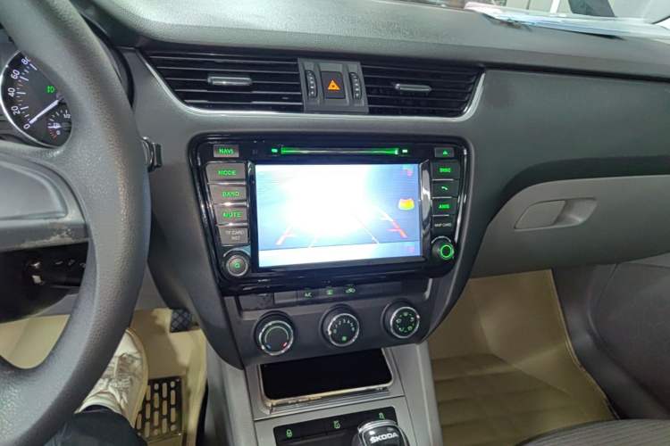 Used Skoda Octavia 2015 1.6L Automatic Yijie Edition Audio And AC Panel