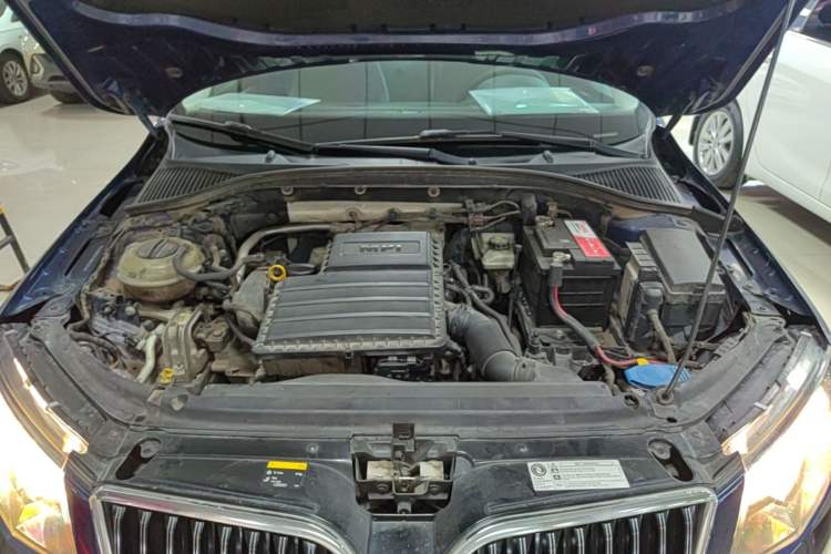 Used Skoda Octavia 2015 1.6L Automatic Yijie Edition Engine Bay