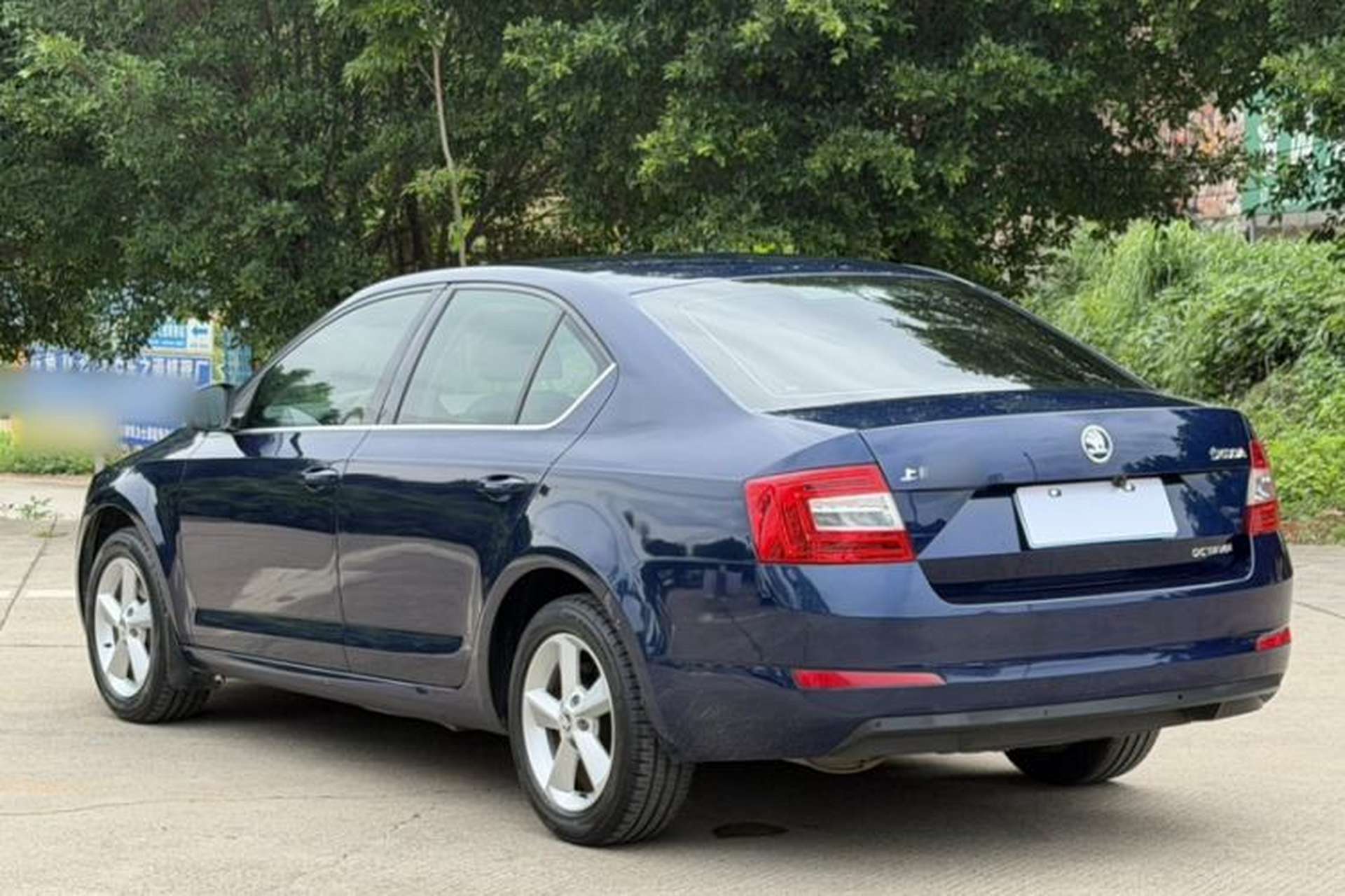 Used Skoda Octavia 2015 1.6L Automatic Yijie Edition Exterior 6
