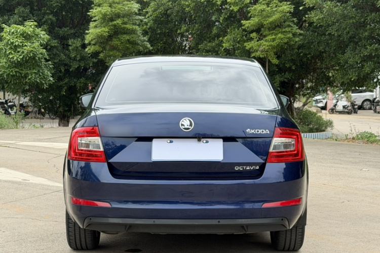 Used Skoda Octavia 2015 1.6L Automatic Yijie Edition Exterior 7