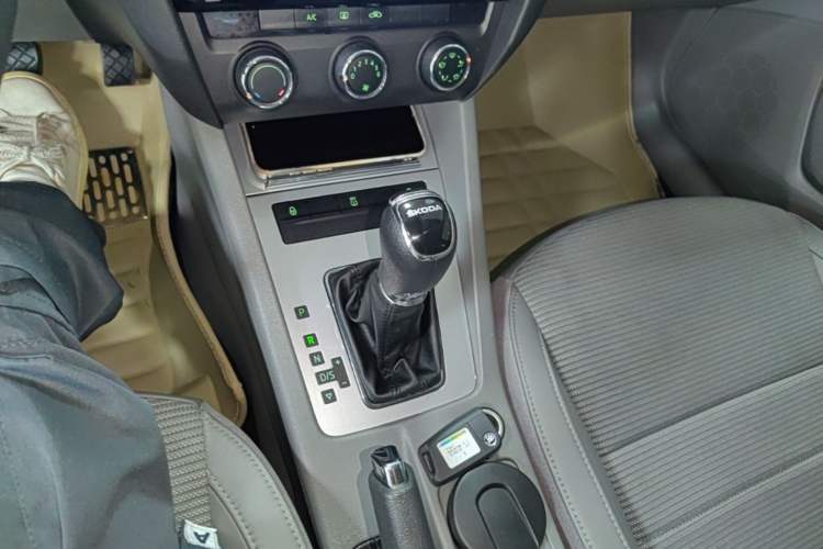 Used Skoda Octavia 2015 1.6L Automatic Yijie Edition Gear Lever