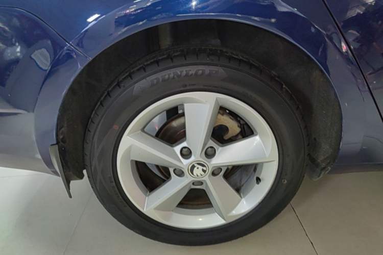 Used Skoda Octavia 2015 1.6L Automatic Yijie Edition Right Rear Wheel Hub