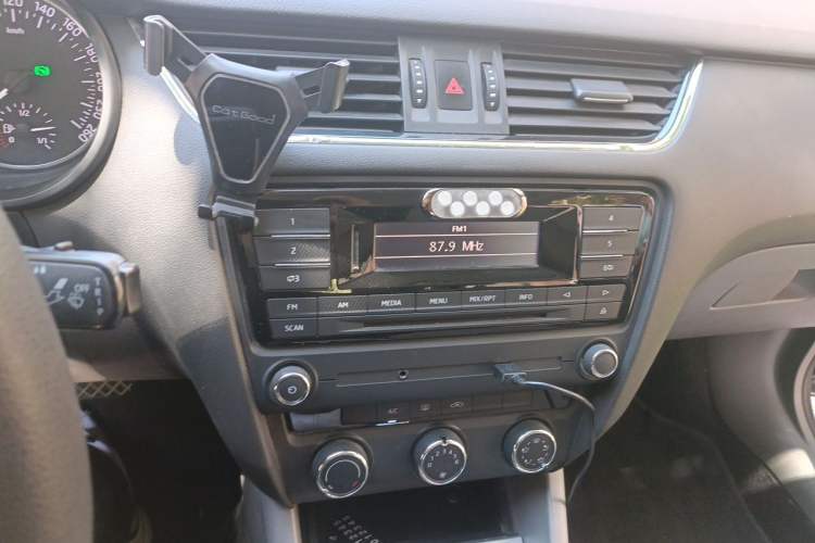 Used Skoda Octavia 2015 1.6L Automatic Yijie Edition Audio And AC Panel